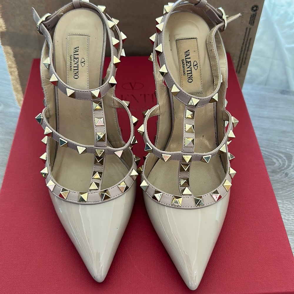 AUTHENTIC VALENTINO GARAVANI PATENT ROCKSTUD CAGED PUMP 100MM POUDRE size 37